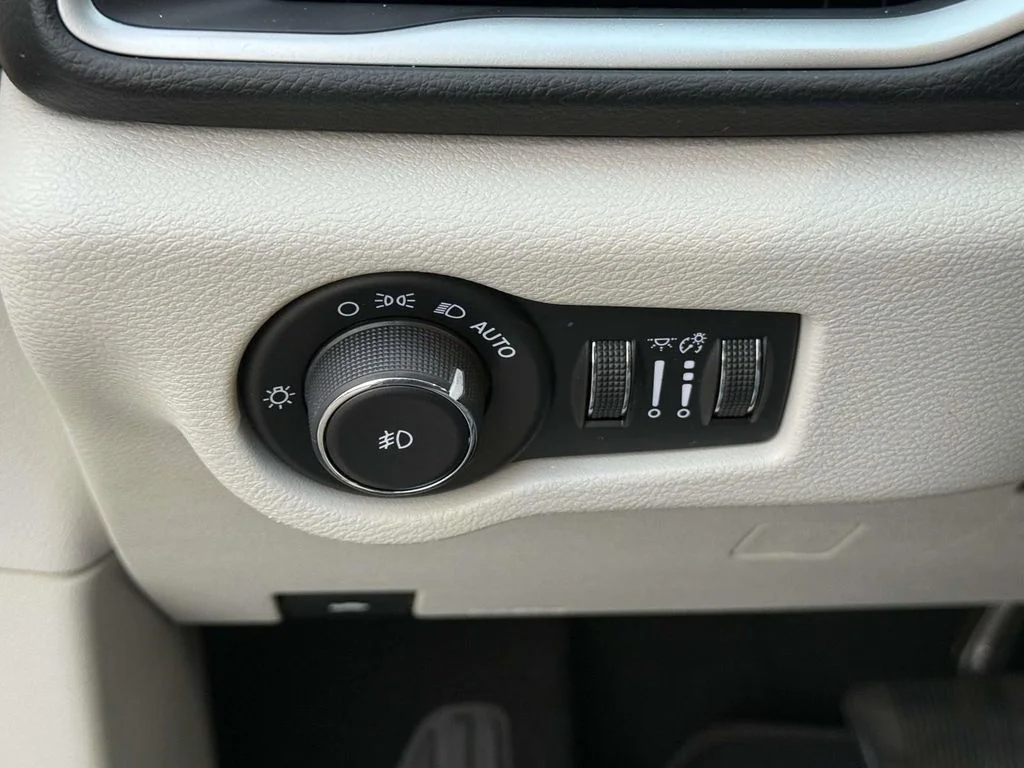 Used 2017 Red Chrysler Touring L image 31