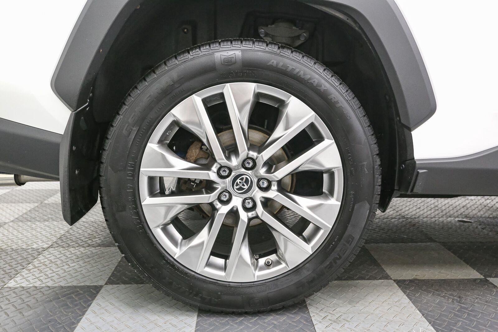 Used 2019 Super White Toyota XLE Premium image 18