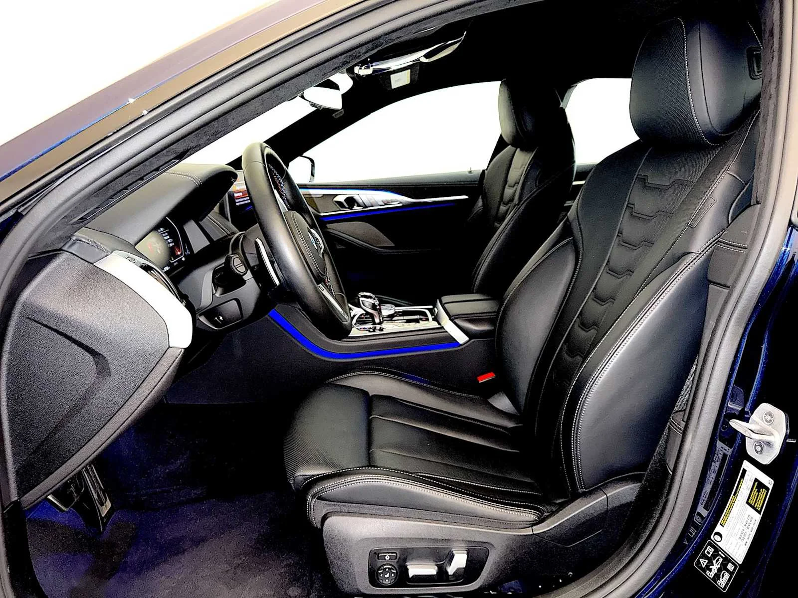 2026 BMW 8 Series M850i - Photo 9