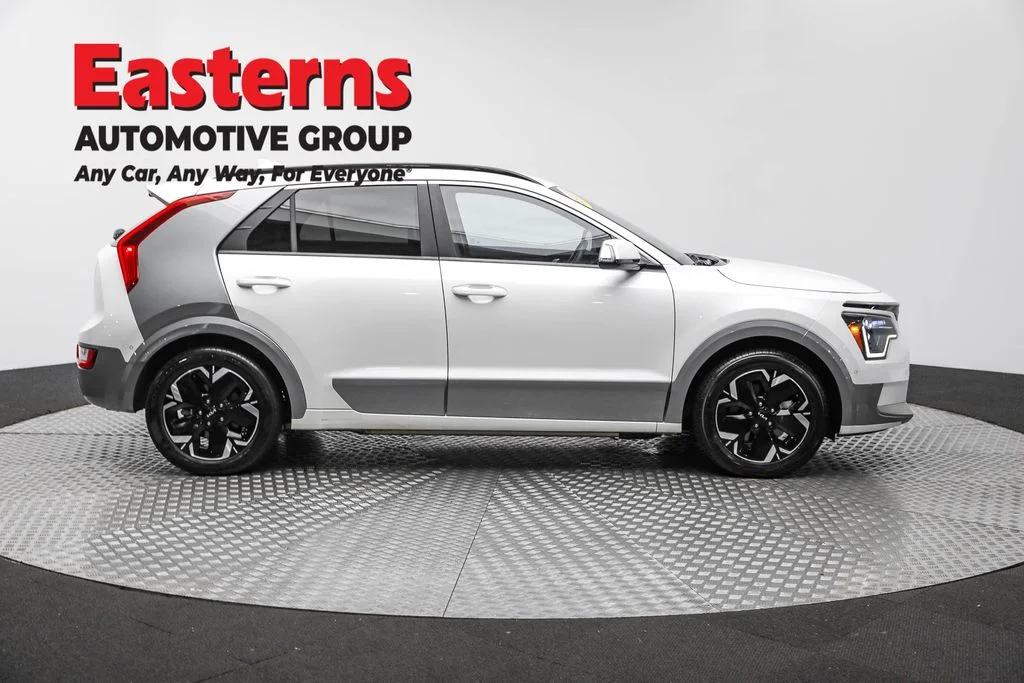 Used 2023 White Kia Wave image 4