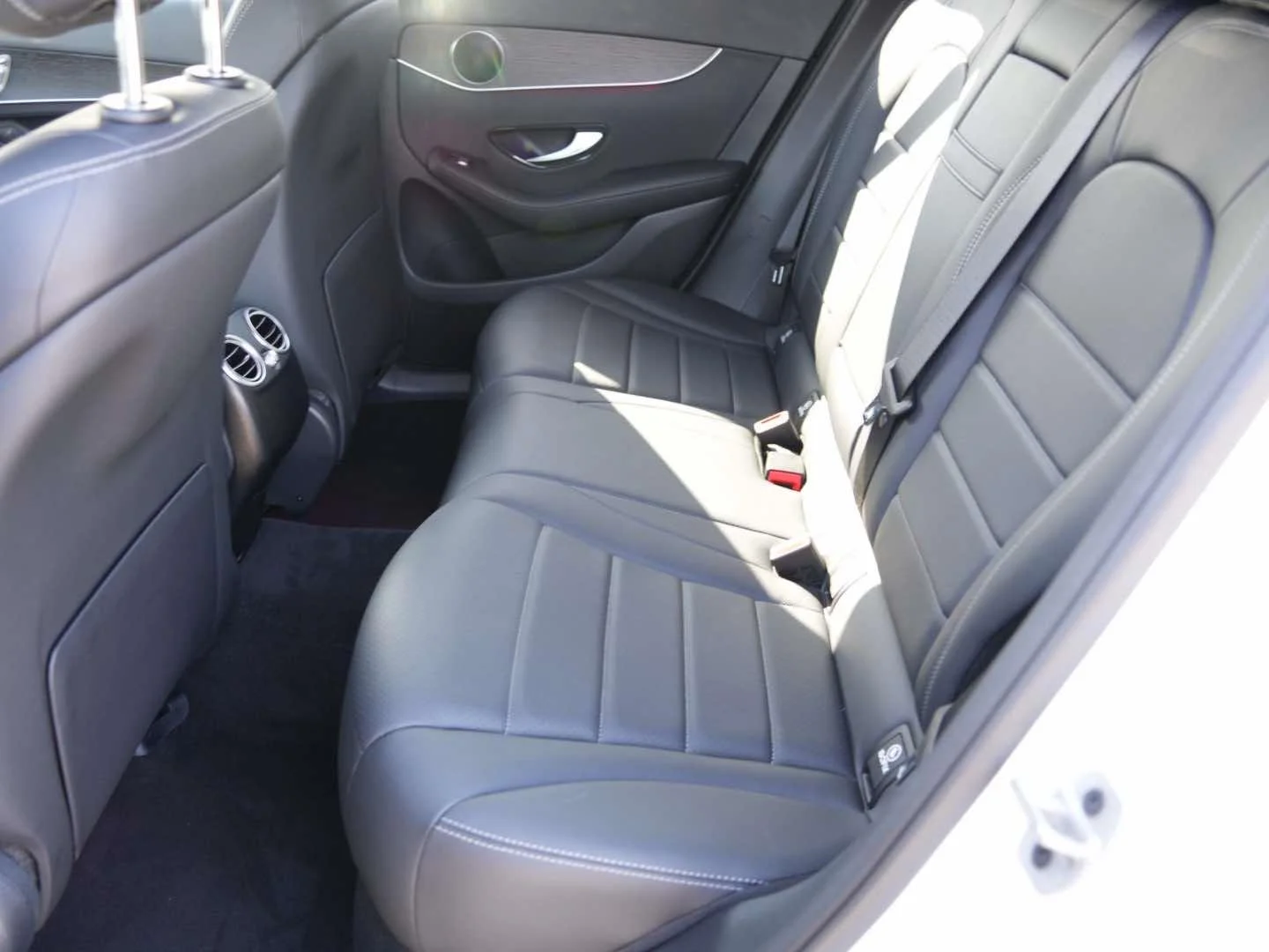 Used 2022 Polar White Mercedes-Benz GLC 300 4MATIC® SUV image 11