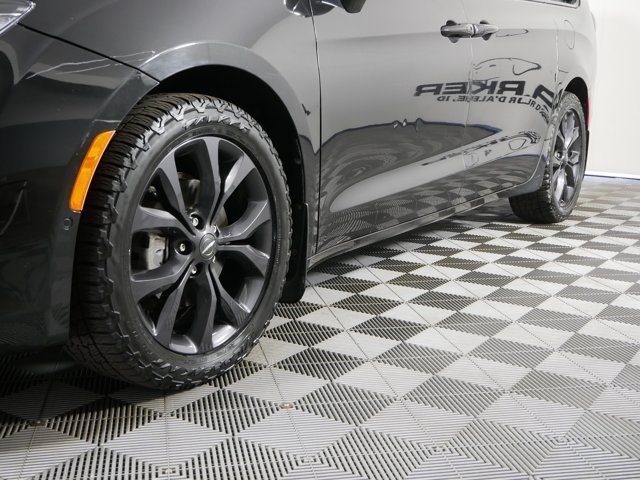 Used 2019 Brilliant Black Crystal Pearlcoat Chrysler Touring L Plus image 2