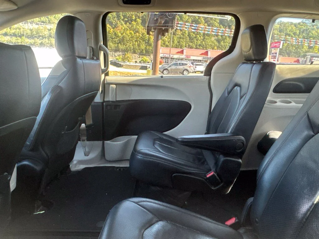 Used 2019 Gray Chrysler Touring L image 9