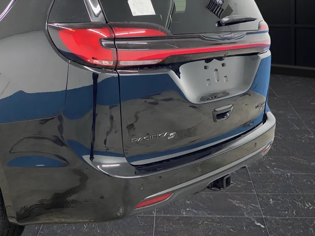 New 2026 Diamond Black Crystal Pearl-Coat Exterior Paint Chrysler Limited image 39