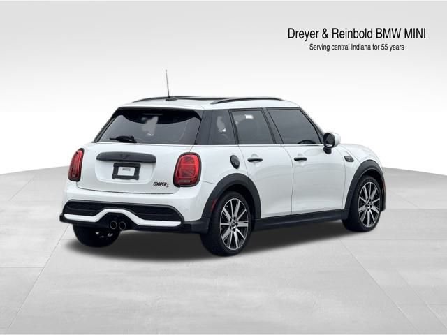 2024 Mini Cooper 4 Door Hardtop Iconic photo 3
