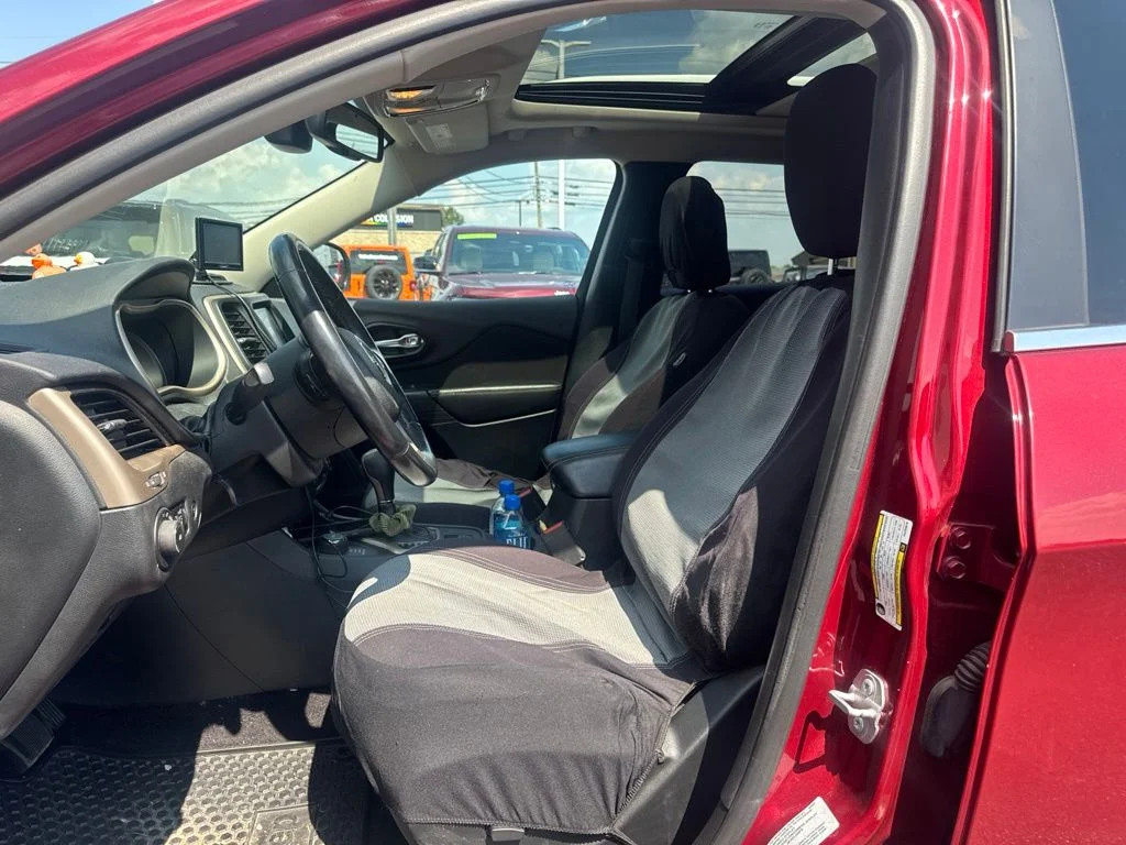 Used 2016 Red Jeep Latitude image 2