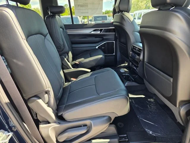 New 2026 Fathom Blue Pearl-Coat Exterior Paint (Late Availability) Jeep Limited Reserve image 15