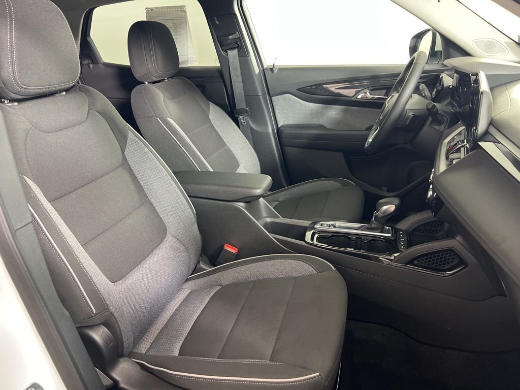 Used 2025 White Chevrolet LT image 8