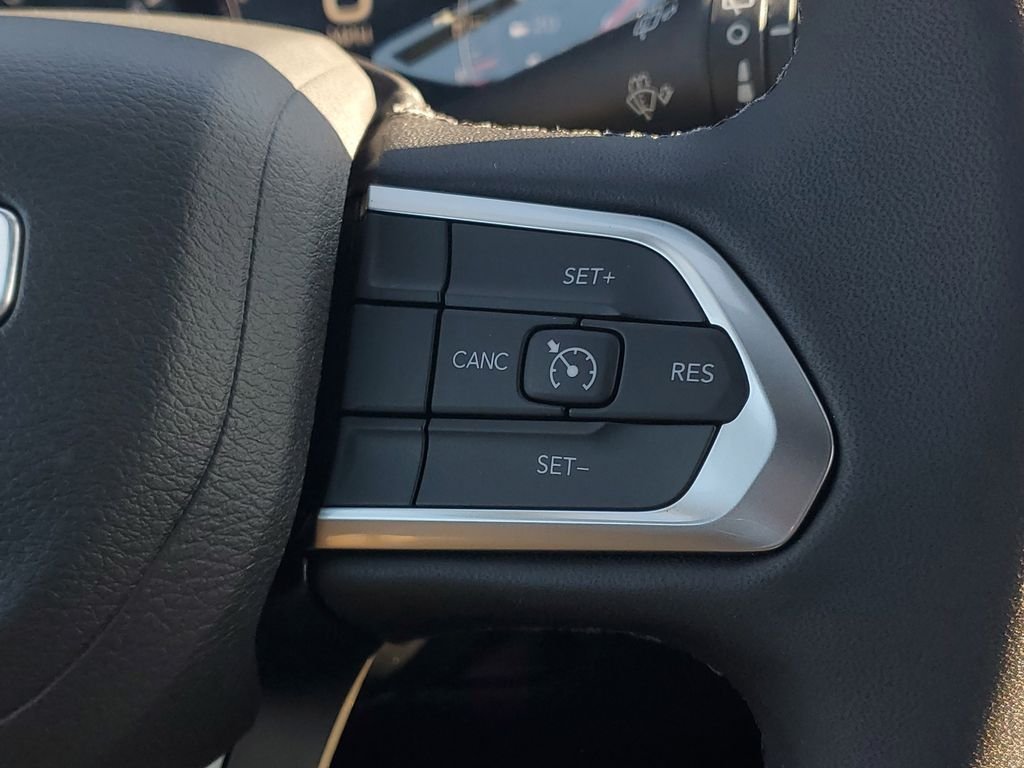 New 2026 Diamond Black Crystal Pearlcoat Jeep Latitude image 23
