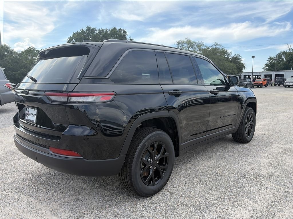 New 2026 Diamond Black Crystal Pearl-Coat Exterior Paint Jeep Altitude image 6