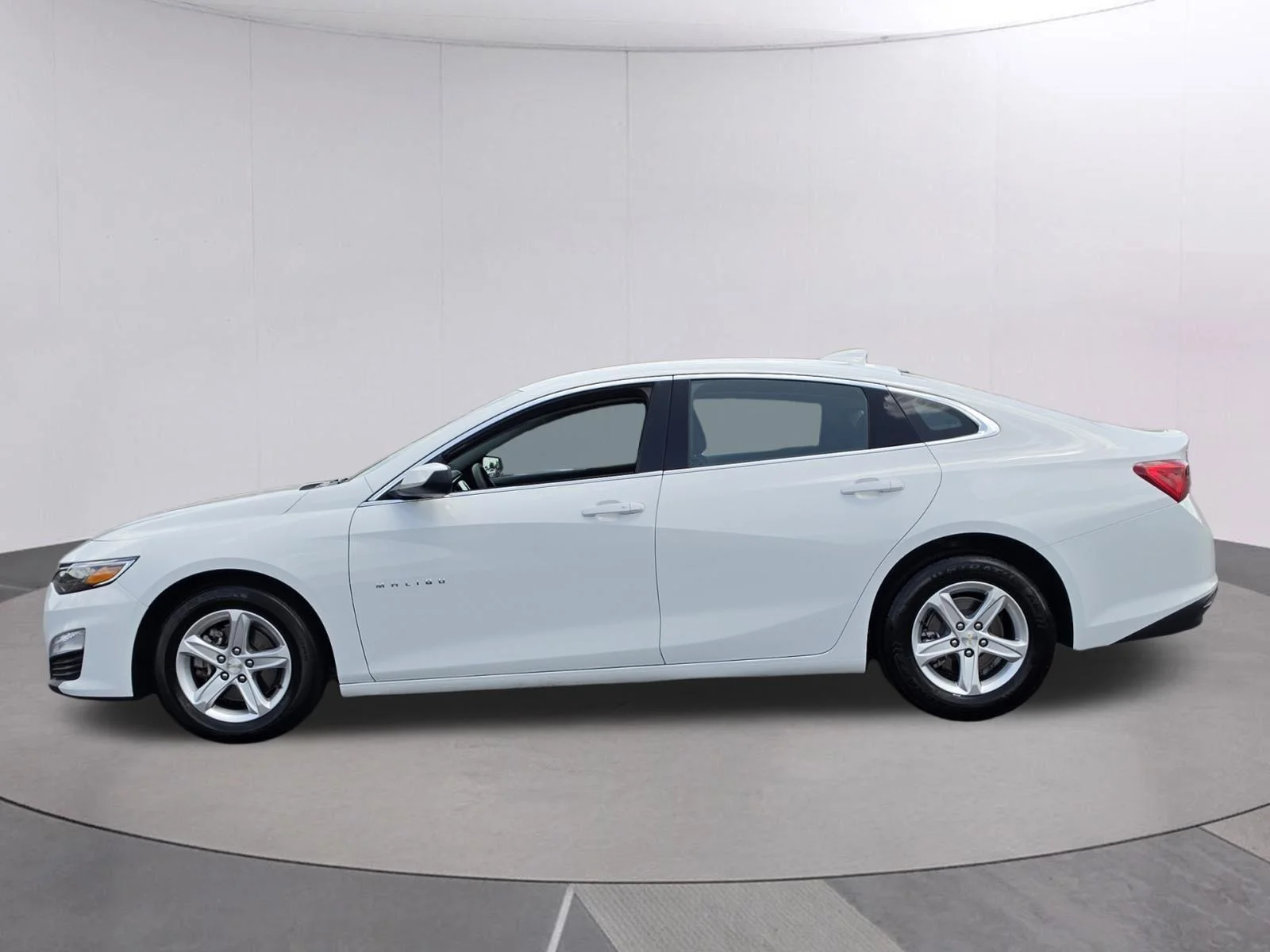 Used 2024 Summit White Chevrolet LT image 10