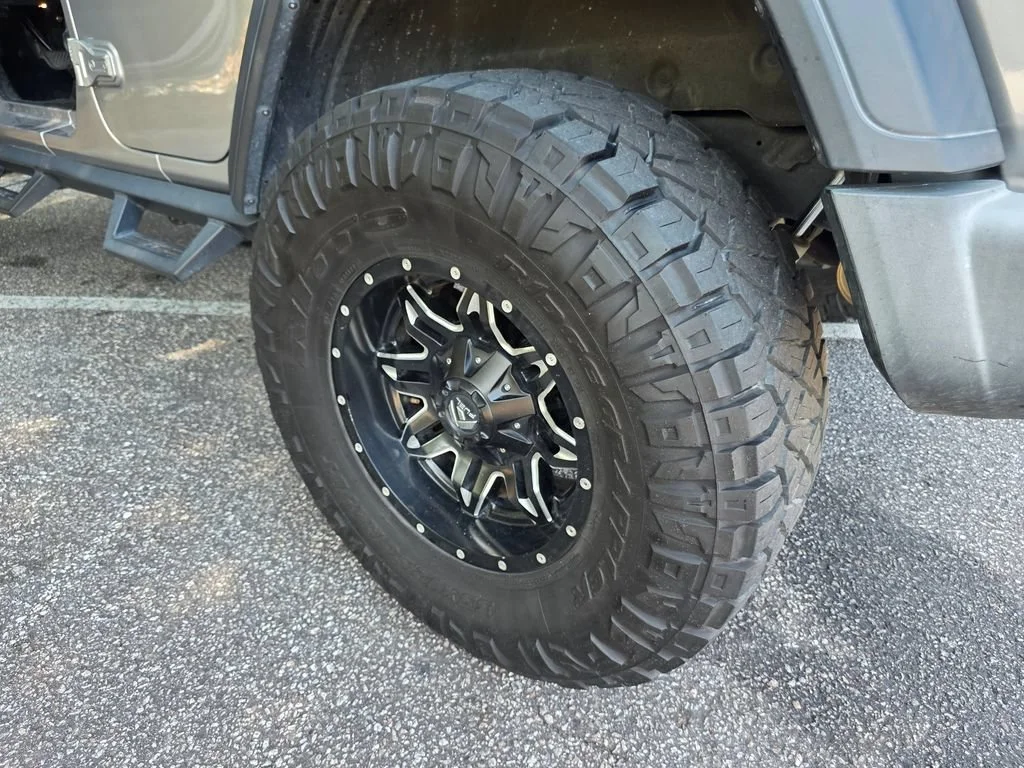 Used 2018 Silver Jeep Sport S 4x4 image 28