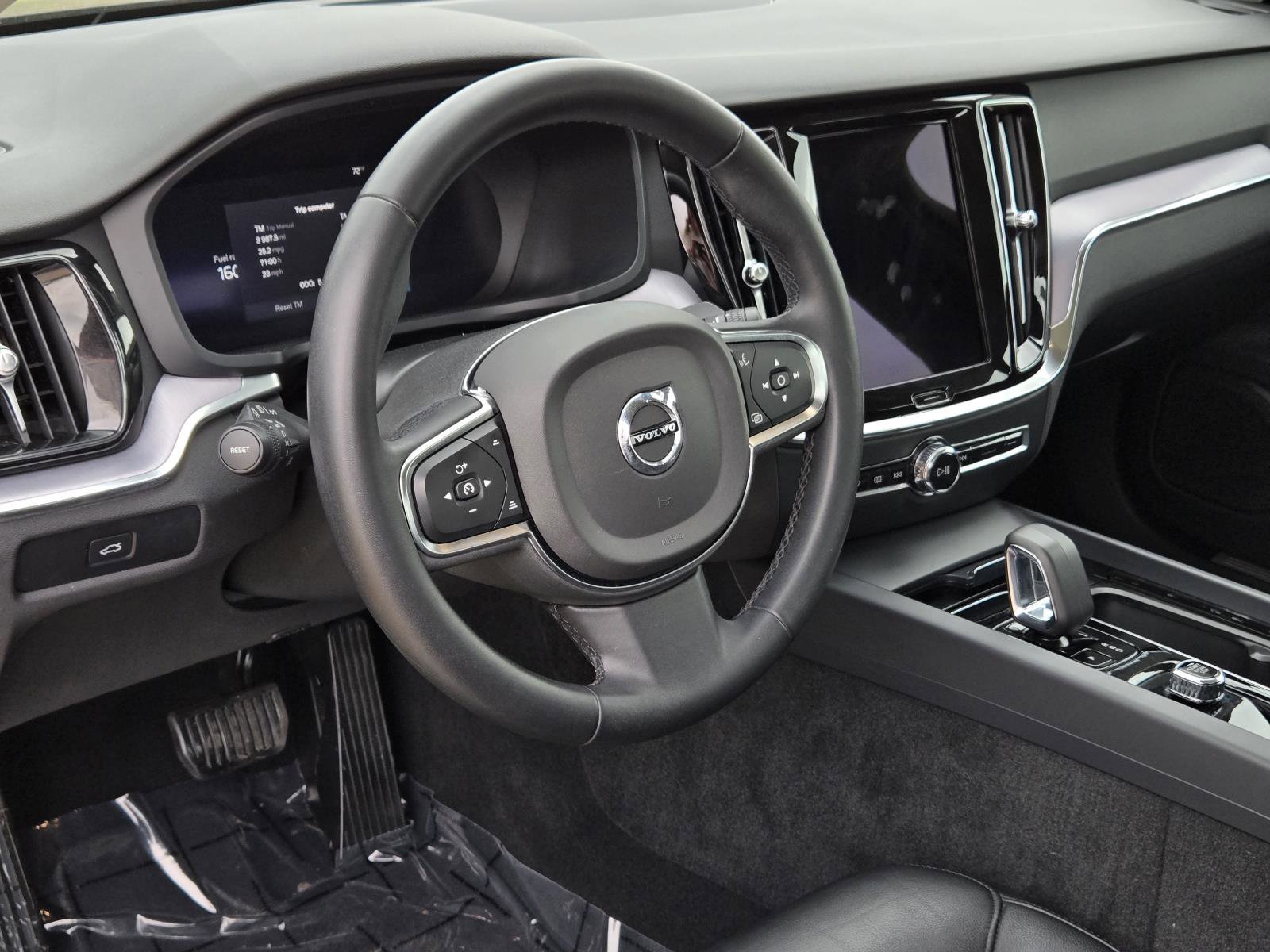 Used 2024 Onyx Black Metallic Volvo Core Dark Theme image 21