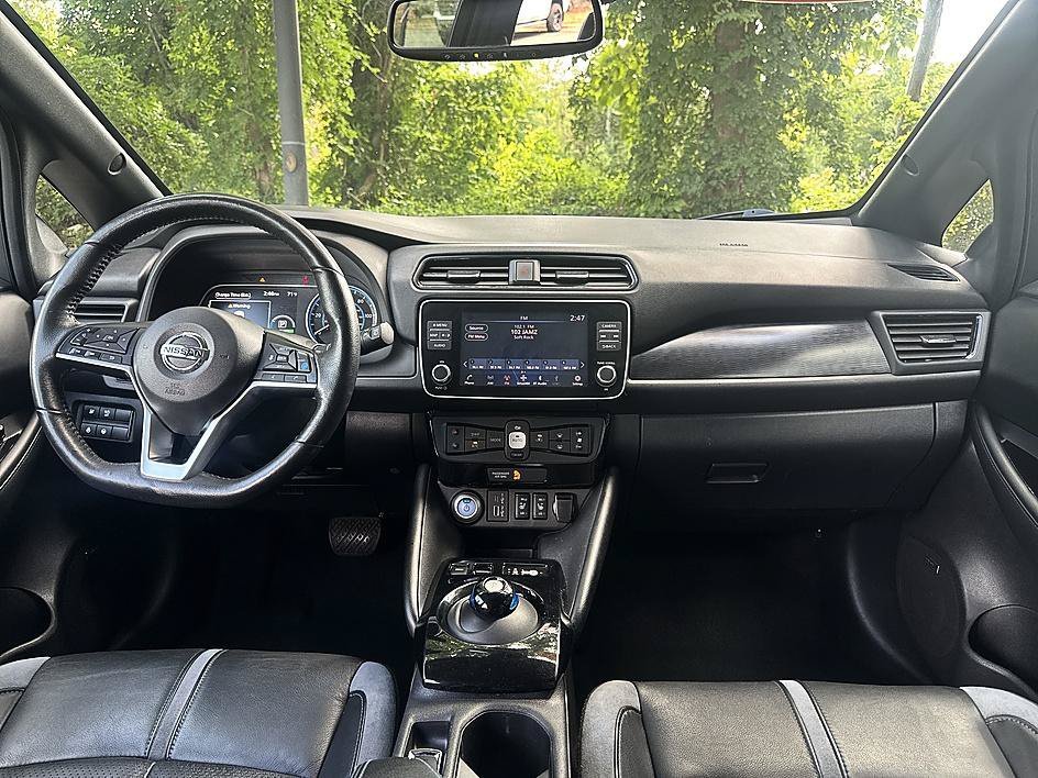 Used 2022 Super Black/Pearl White Nissan SL PLUS image 18