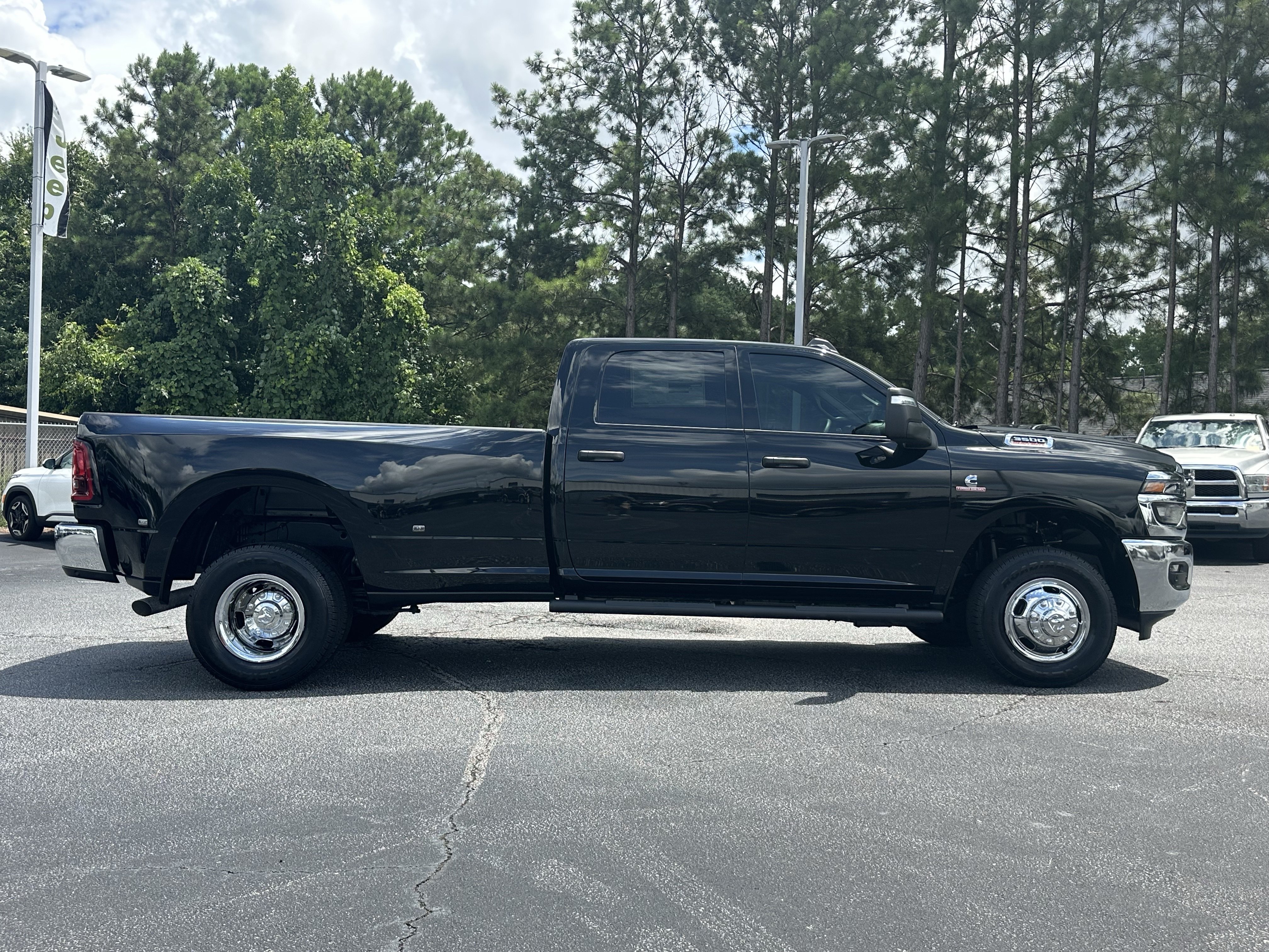 New 2026 Diamond Black Crystal Pearl-Coat Exterior Paint RAM Tradesman image 9