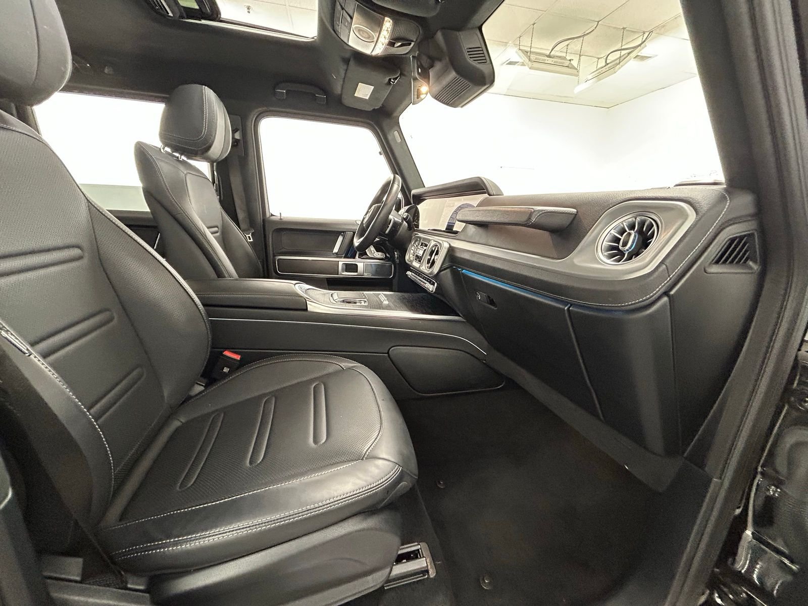 Used 2025 Obsidian Black Metallic Mercedes-Benz G 550 image 41