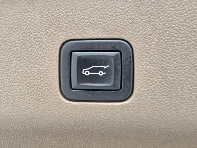 Used 2022 White GMC Denali image 33