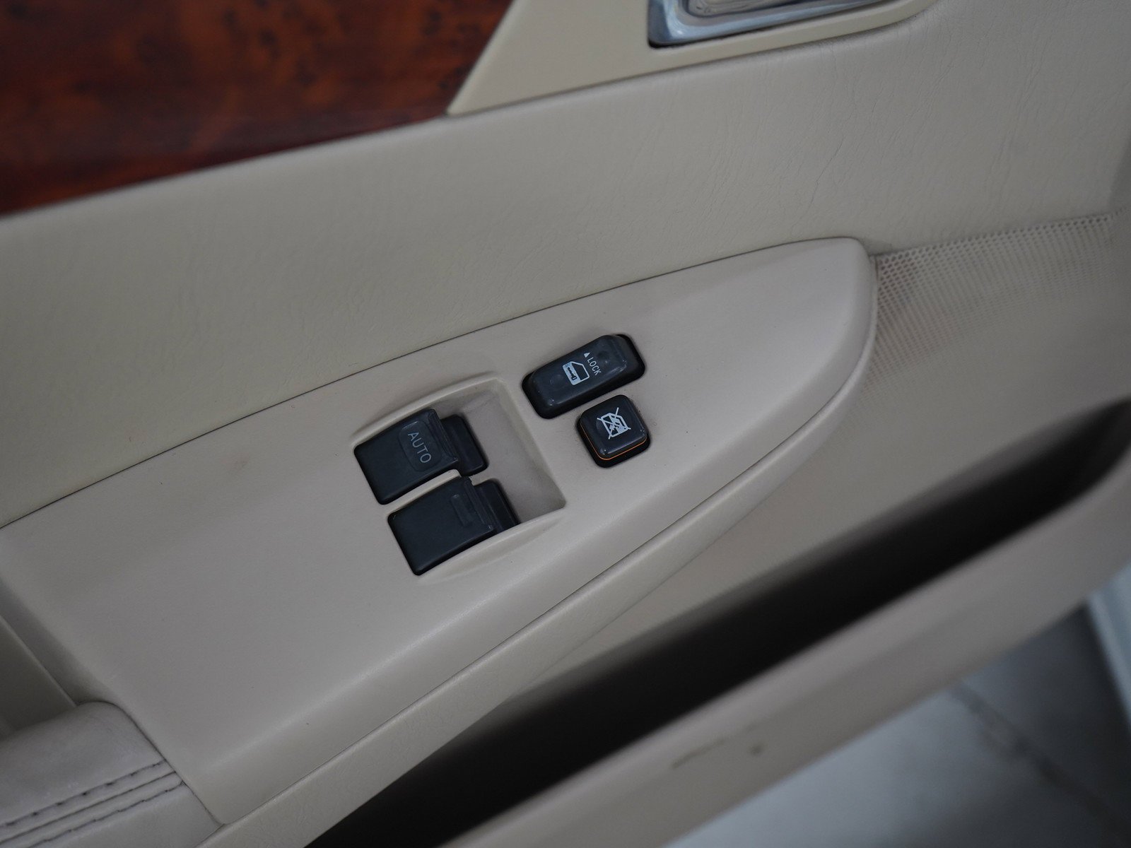 Used 2006 White Toyota SE image 16