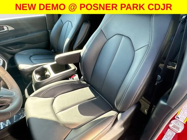 New 2026 Red Hot Pearl-Coat Exterior Paint Chrysler Select image 19