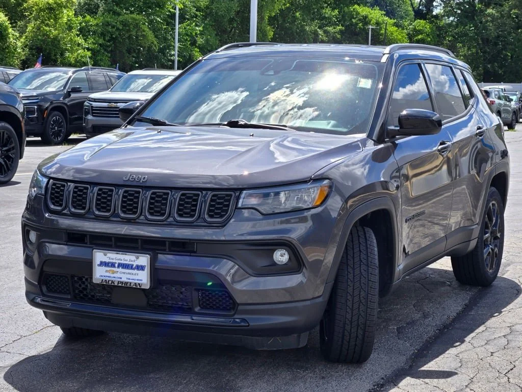 Used 2024 Gray Jeep Latitude 4x4 image 5