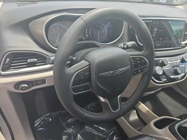 Used 2022 White Chrysler Touring L image 18