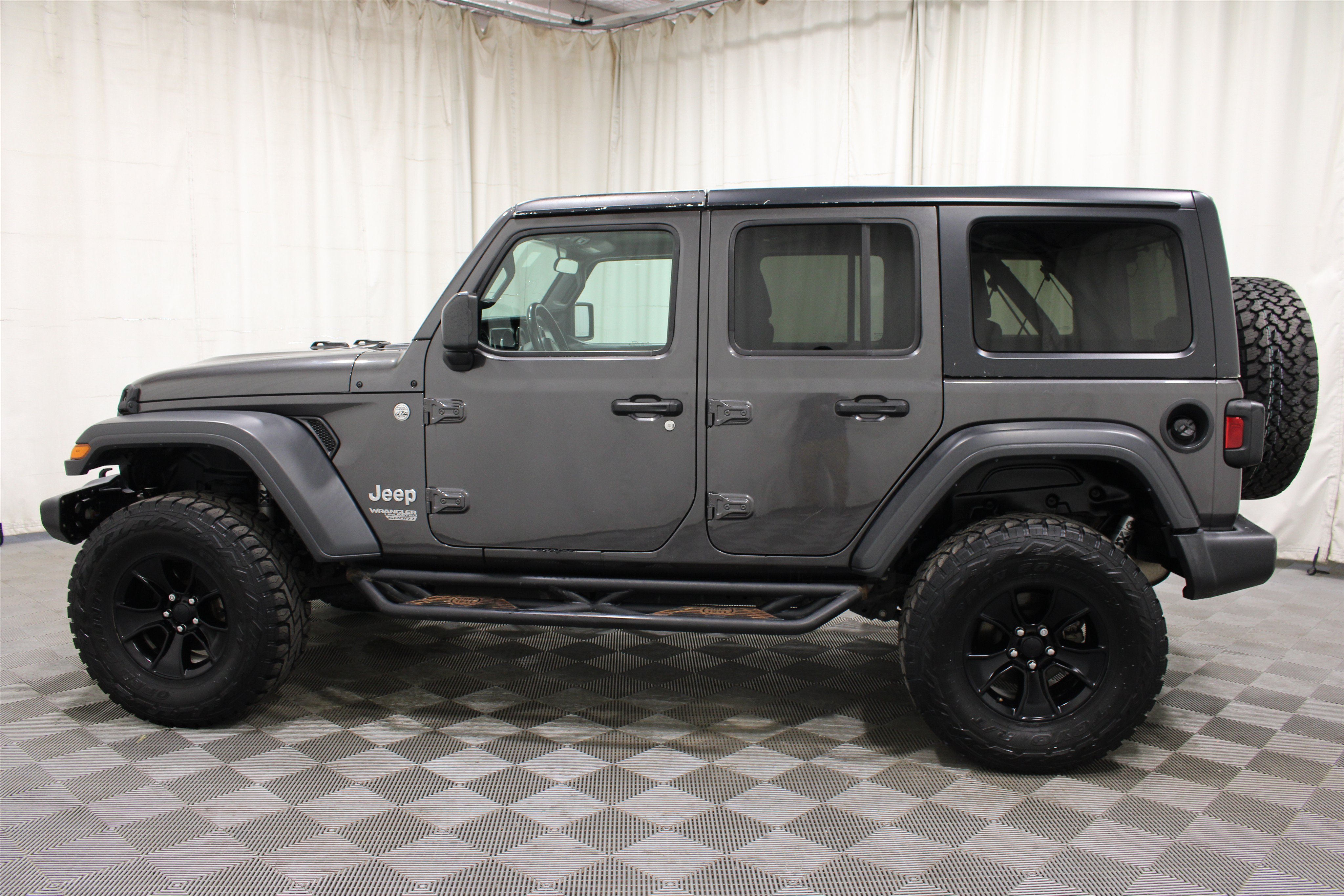 Used 2018 Granite Crystal Metallic Clearcoat Jeep Sport S image 31