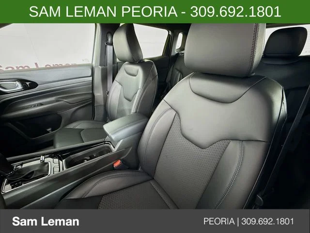 New 2026 White Jeep Latitude image 17