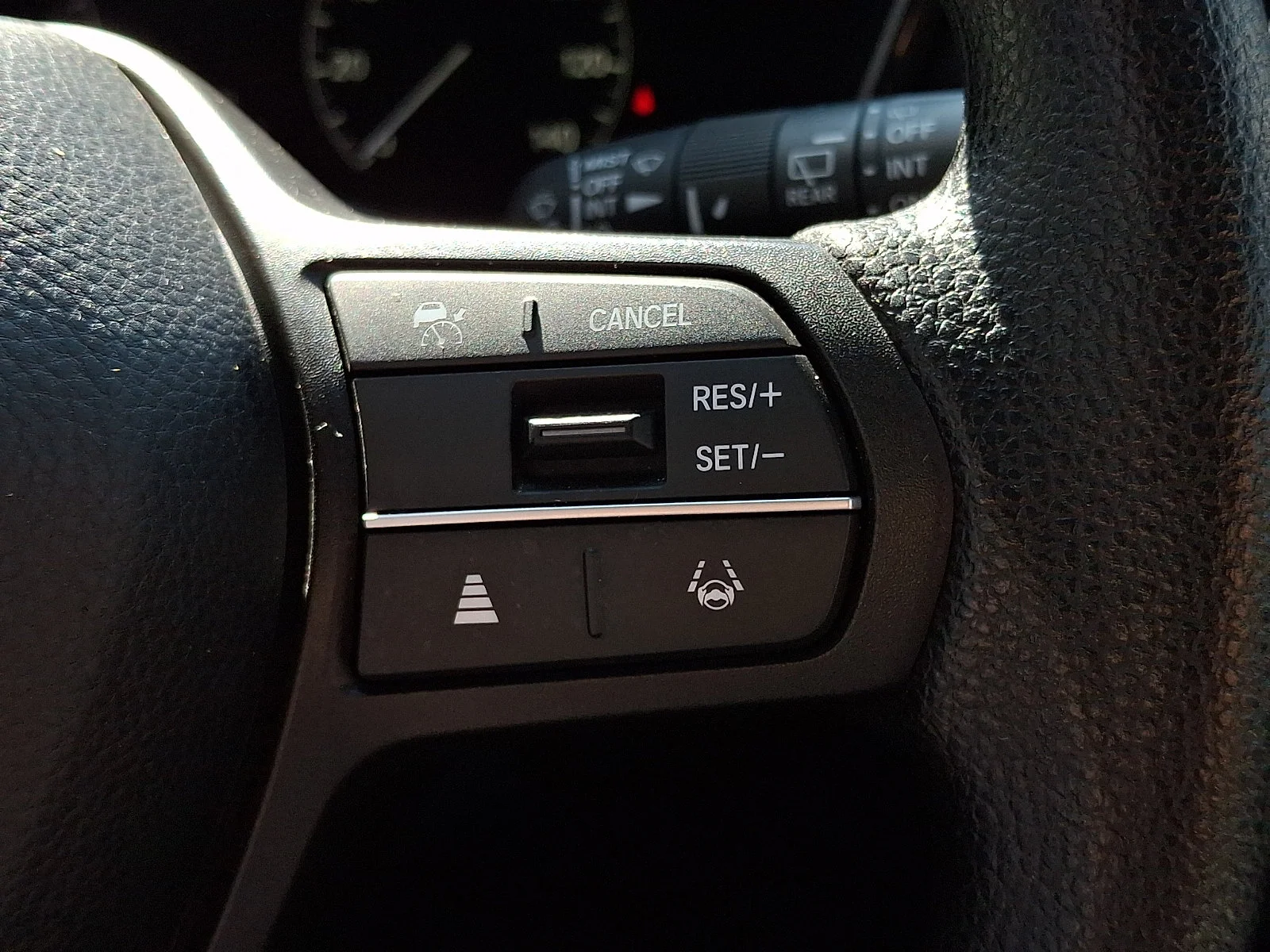 Used 2025 Platinum White Pearl Honda EX image 21