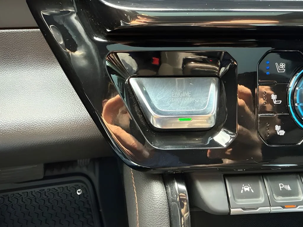 Used 2022 White GMC AT4 image 24