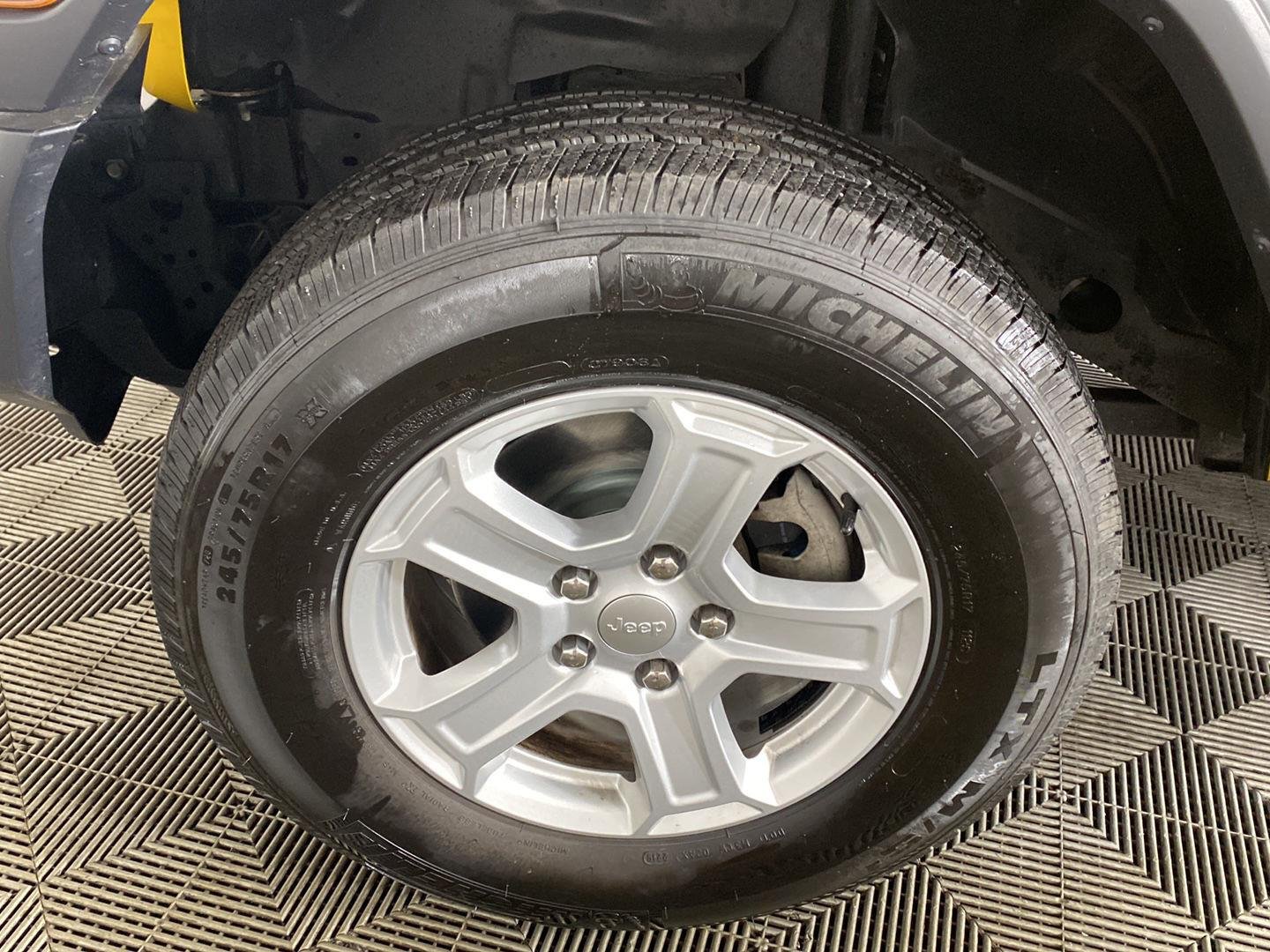 Used 2019 Hellayella Clearcoat Jeep Sport S image 14