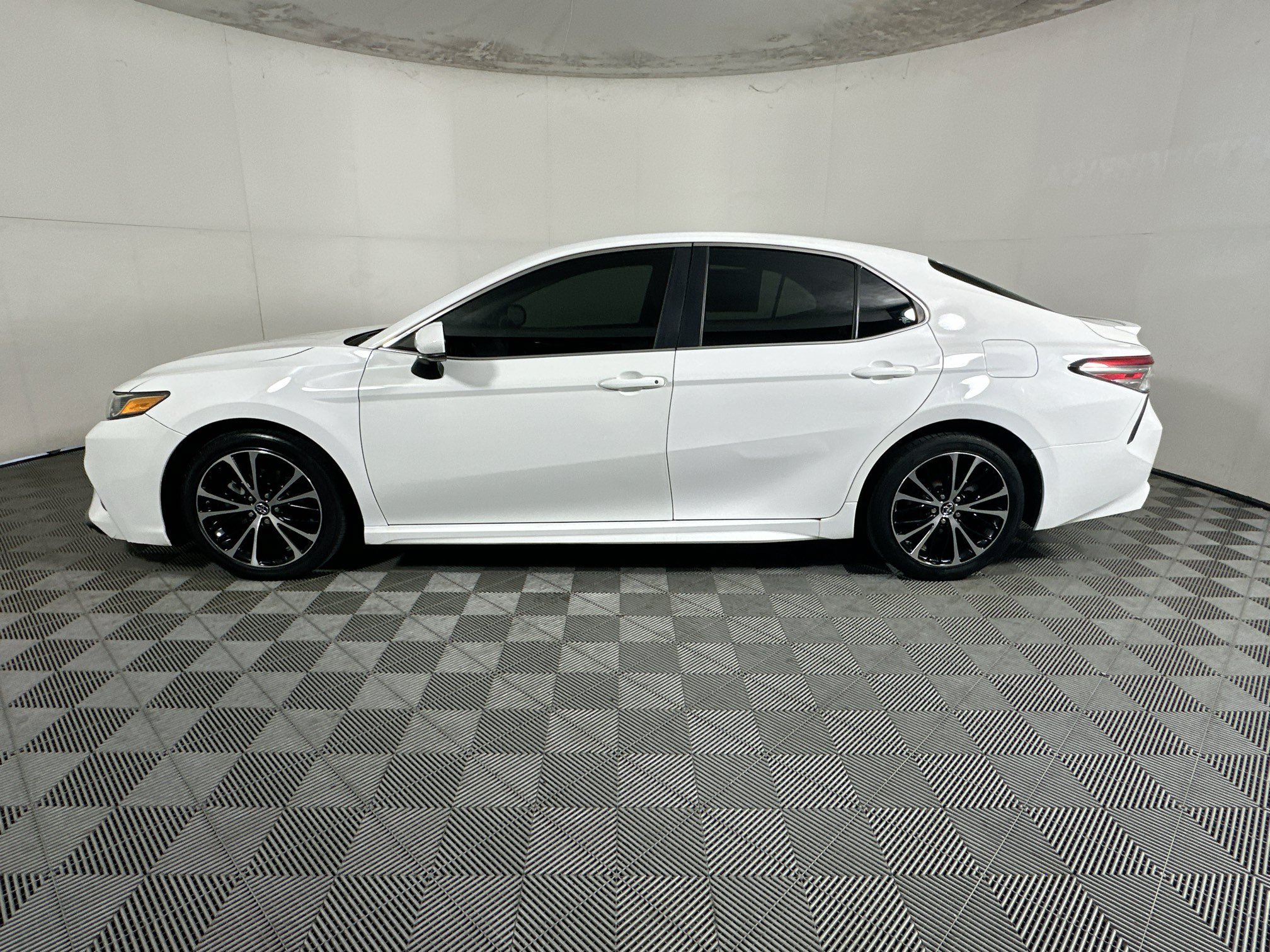 Used 2018 Super White Toyota SE image 6