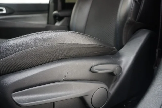 Used 2025 Diamond Black Crystal Pearlcoat Jeep Latitude image 18