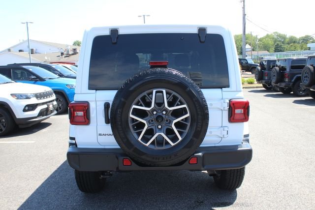 Used 2025 White Jeep Sahara image 28