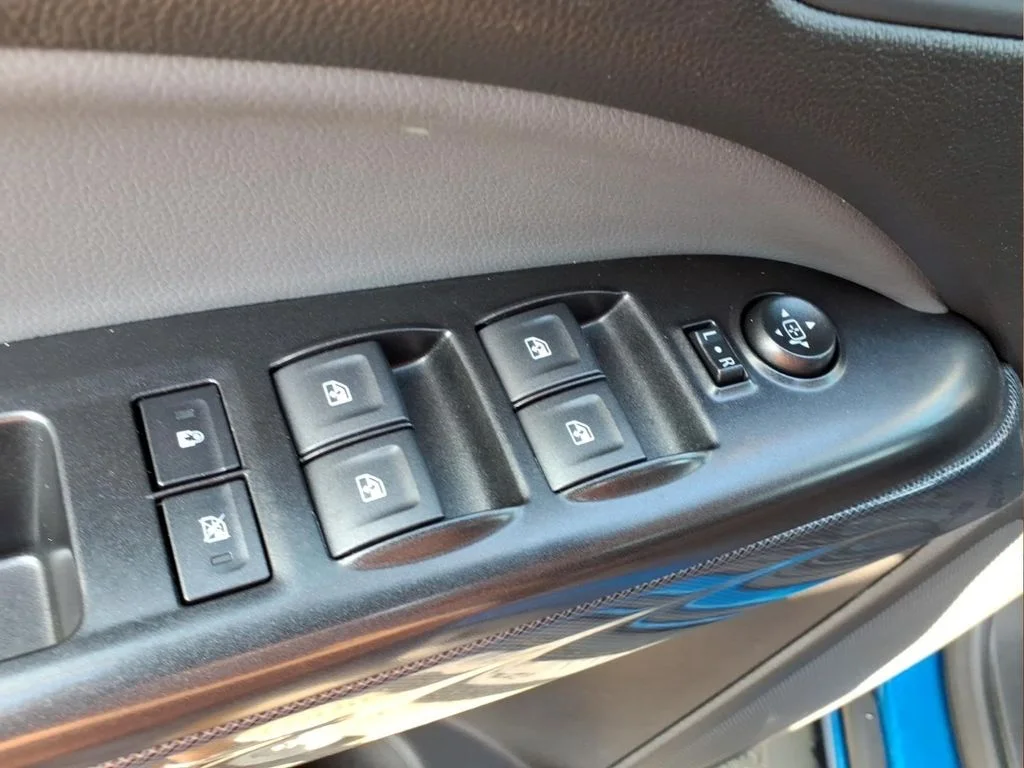Used 2022 Blue Chevrolet Z71 image 19