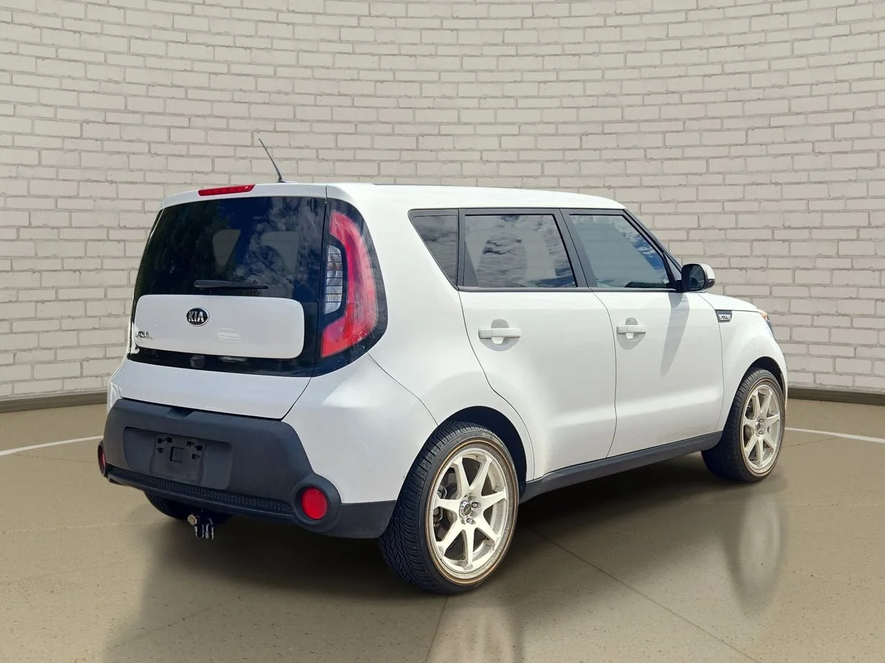 Used 2015 Clear White Kia Plus image 4