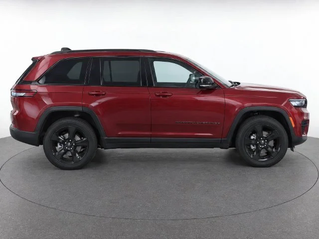 Used 2025 Velvet Red Pearlcoat Jeep Laredo image 2