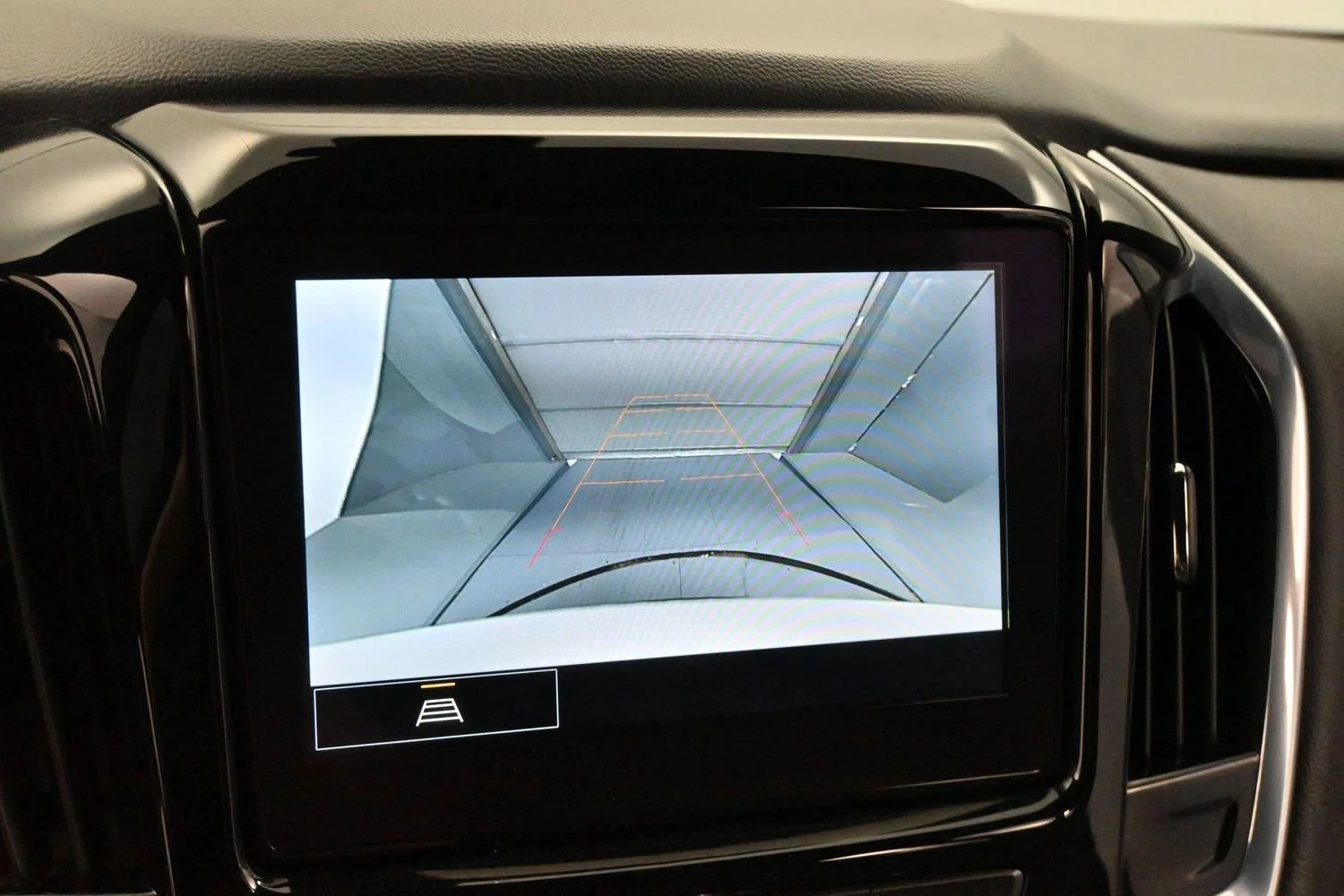Used 2022 Summit White Chevrolet LT Cloth image 21