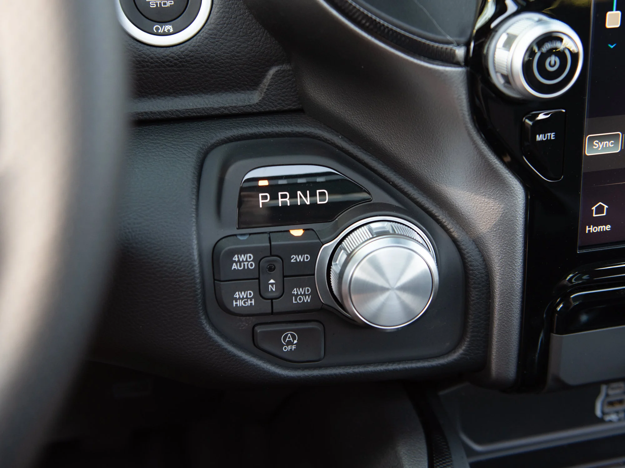 New 2026 White RAM Sport* Crew Cab 4x4, Panoramic Sunroof, Heated Seats/Wheel, Nav image 17