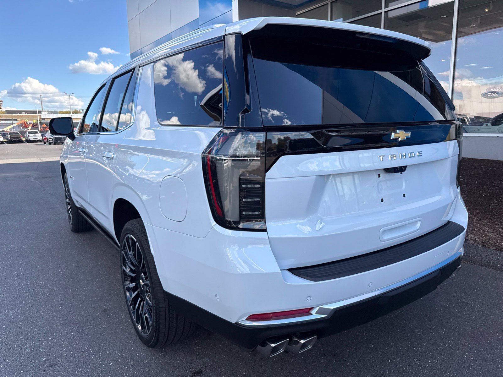 New 2026 Polar White Tricoat Chevrolet High Country Deluxe with 24in Wheels - Technology & Entertainment - Super Cruise - Panoramic Sunroof - Get Active Package image 8