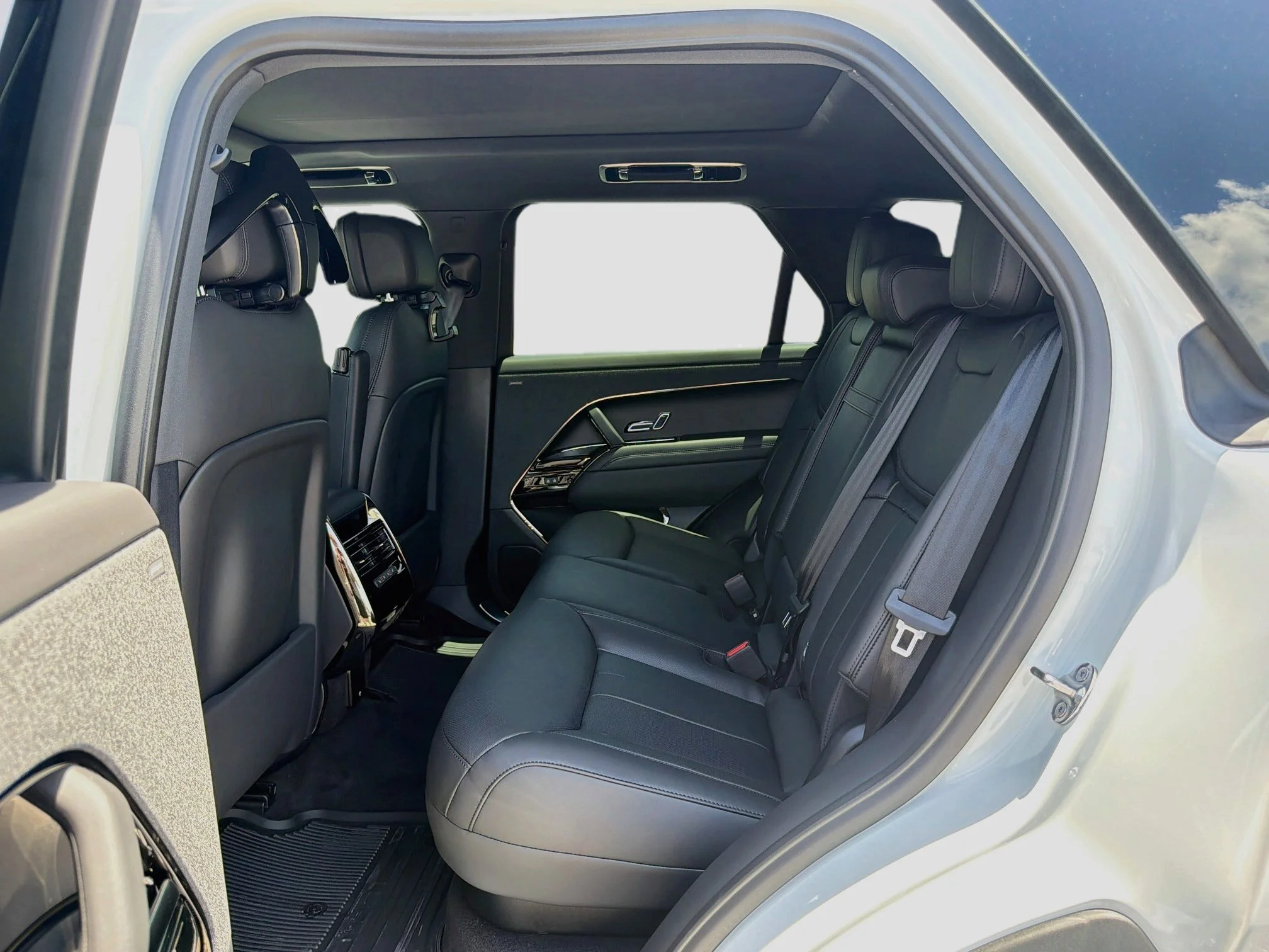 New 2026 Fuji White Land Rover Dynamic SE image 22