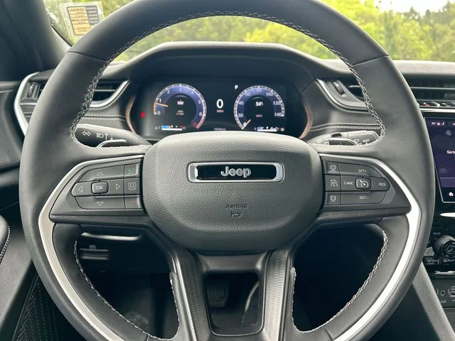 Used 2025 White/off-white Jeep Laredo X image 19