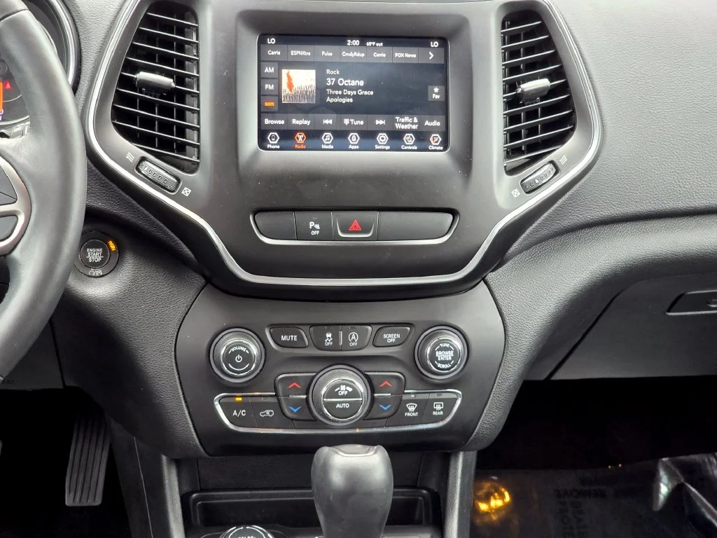 Used 2019 Gray Jeep Latitude Plus image 32