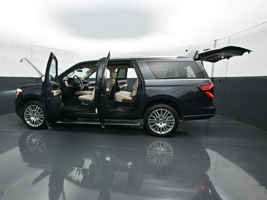 Used 2024  Ford Platinum image 33