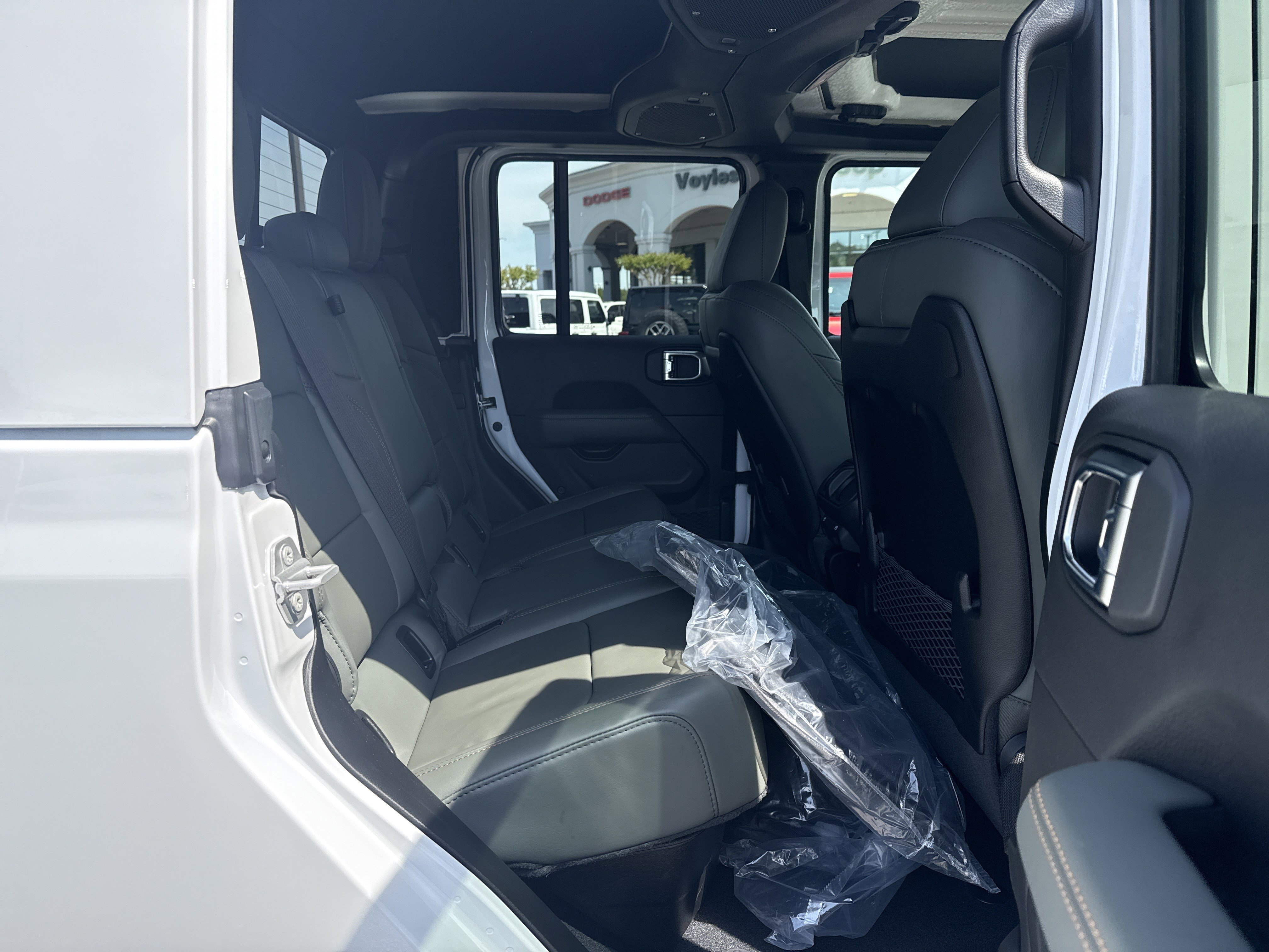New 2026 Bright White Clear-Coat Exterior Paint Jeep Mojave X image 16