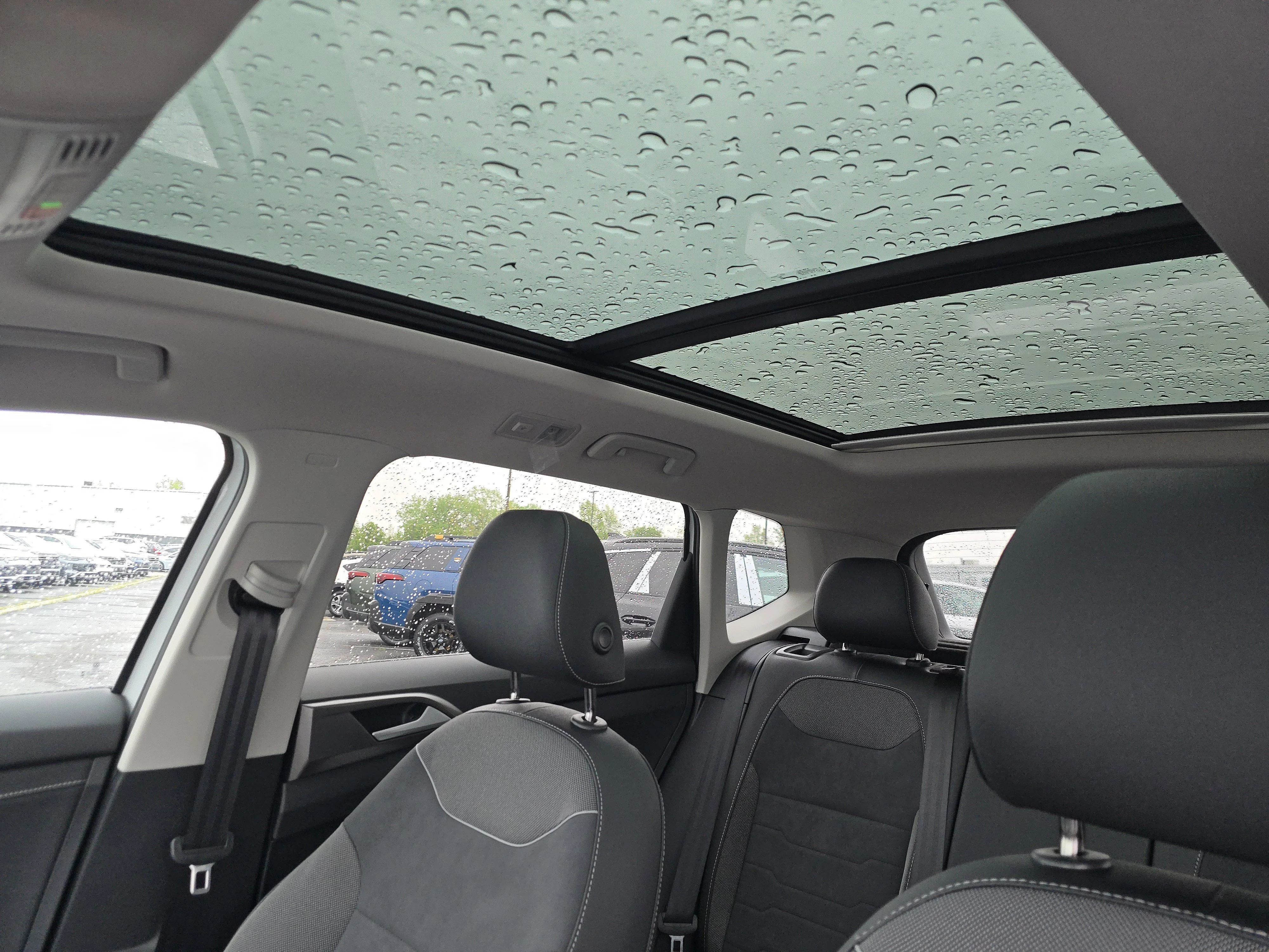 New 2026 Pure White w/Deep Black Roof Volkswagen SE Black image 9