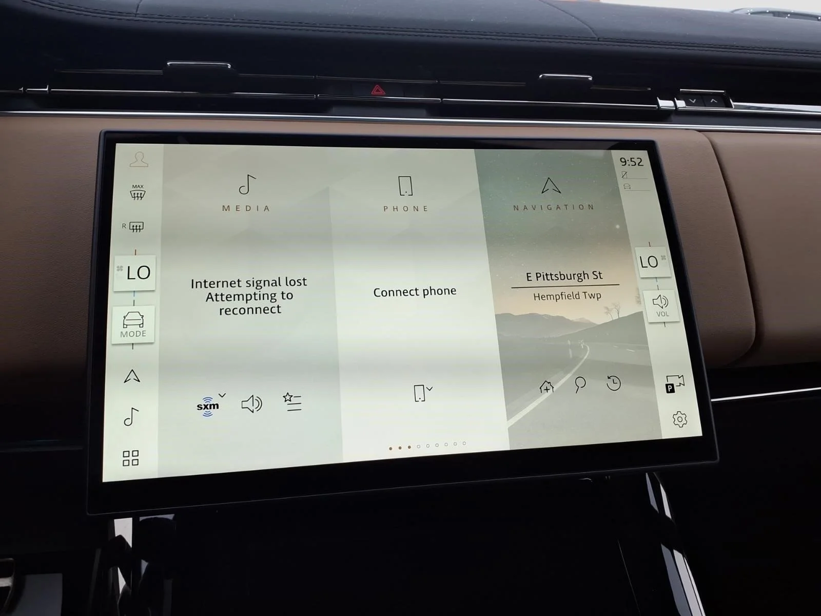 Used 2025 Green Land Rover Dynamic SE image 25