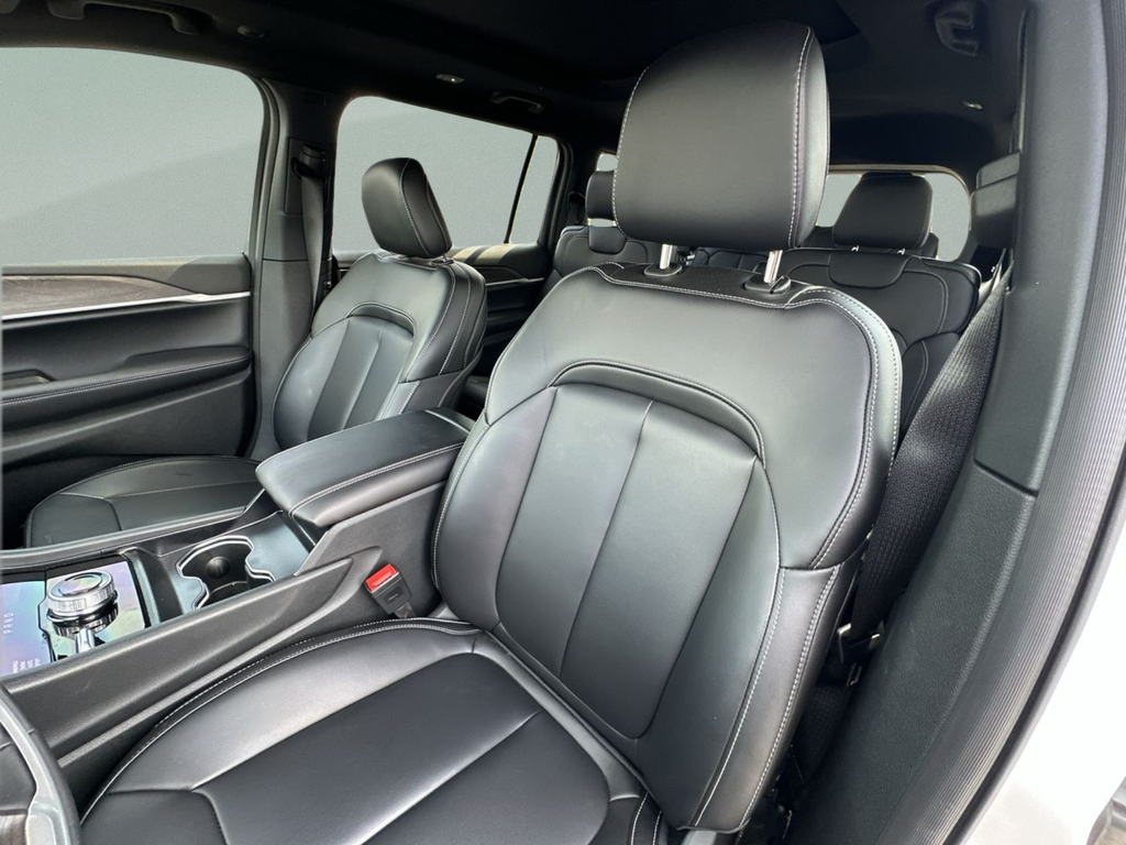 New 2026 Bright White Clear-Coat Exterior Paint Jeep Limited image 26