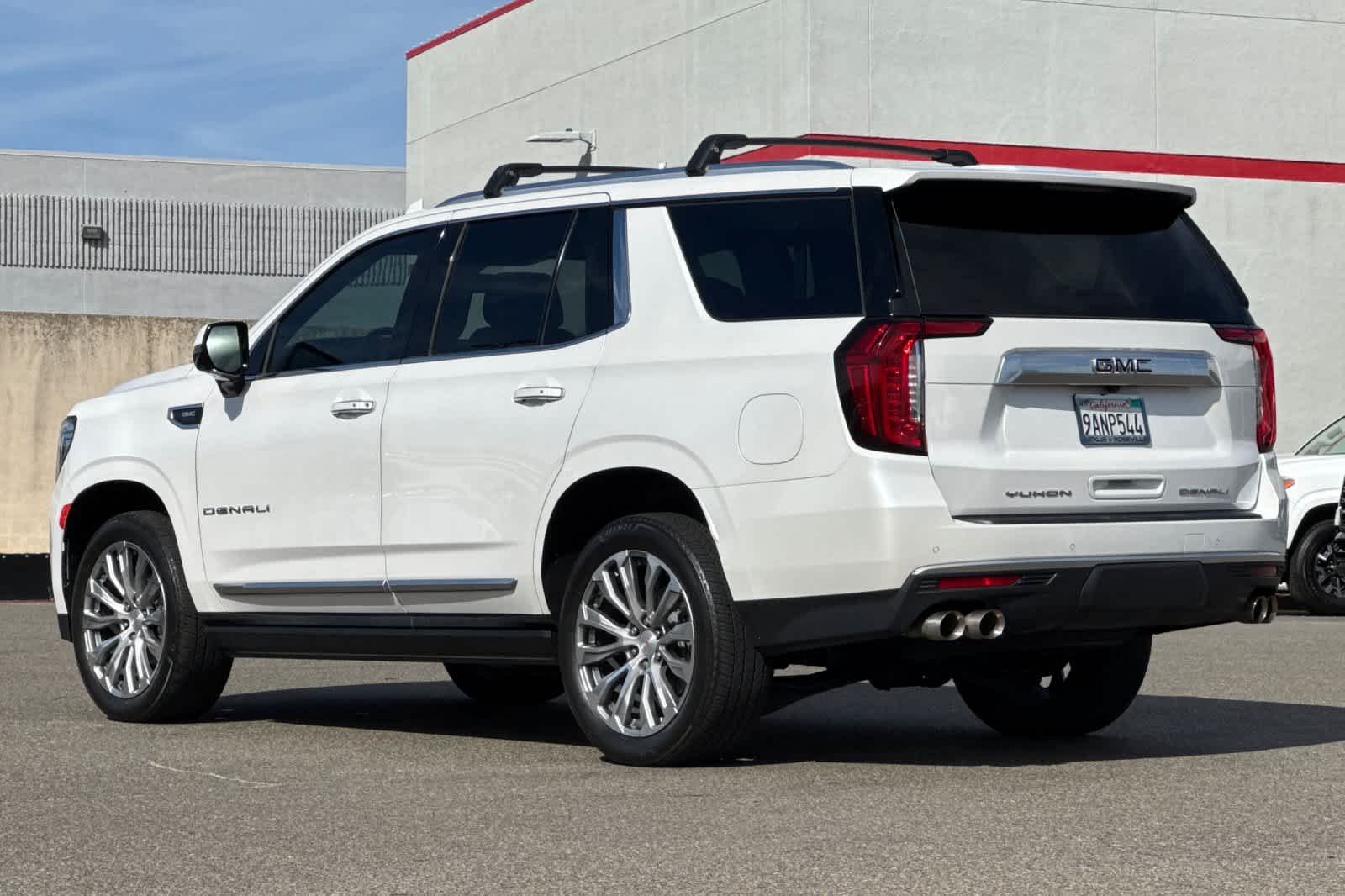 Used 2022 White Frost Tricoat GMC Denali image 7