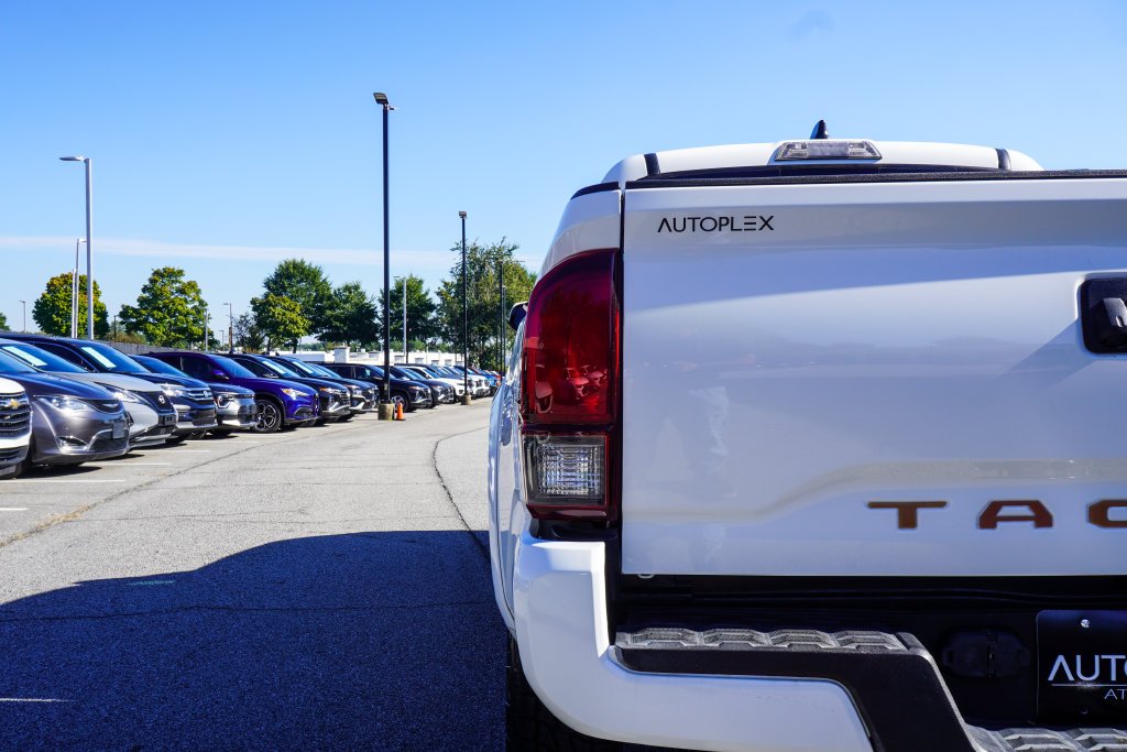 Used 2022 White Toyota SR5 image 35