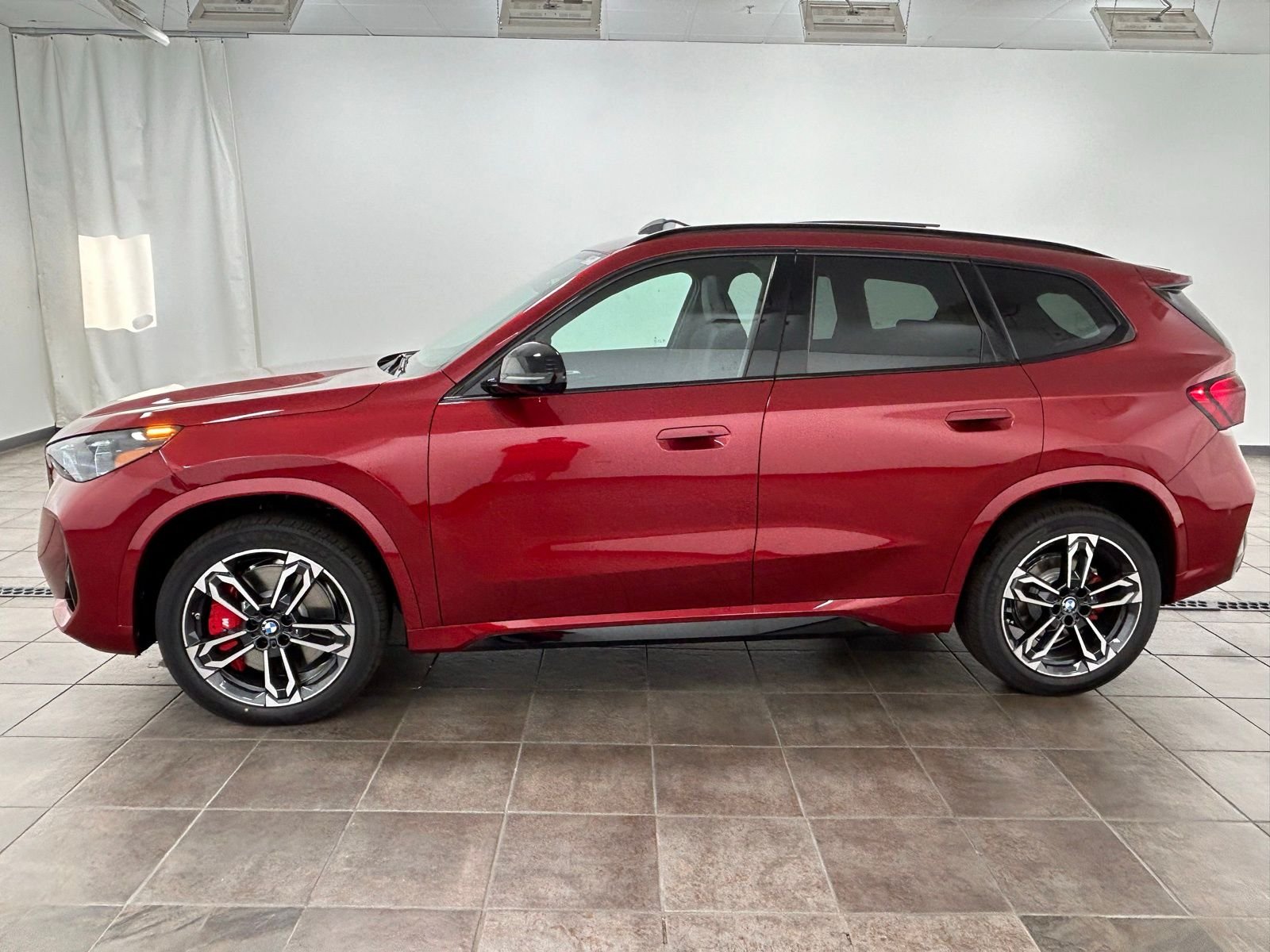 New 2026 Vegas Red Metallic BMW xDrive28i image 2